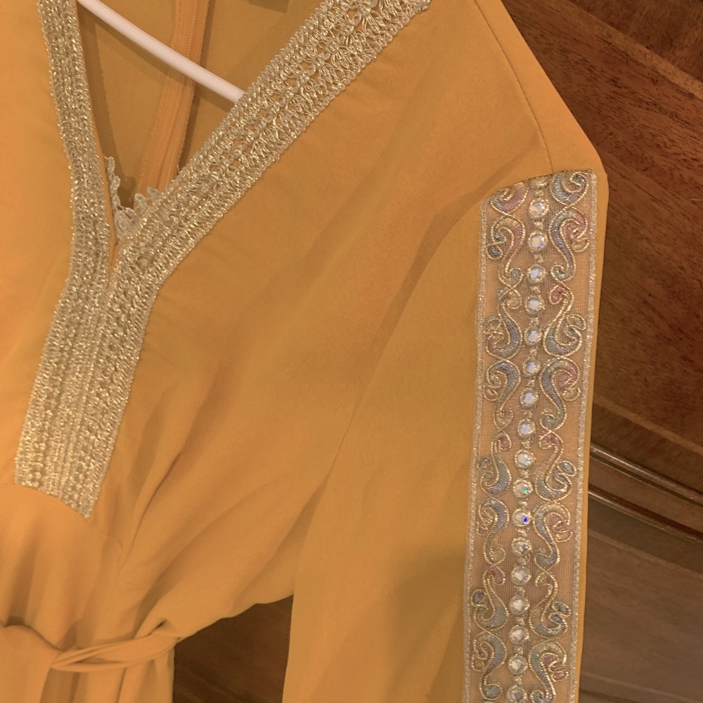 Yellow Orange Mustard Mango Flowy Bell Sleeve Gold Lace Maxi Dress Belt SHEIN - Picture 4 of 6